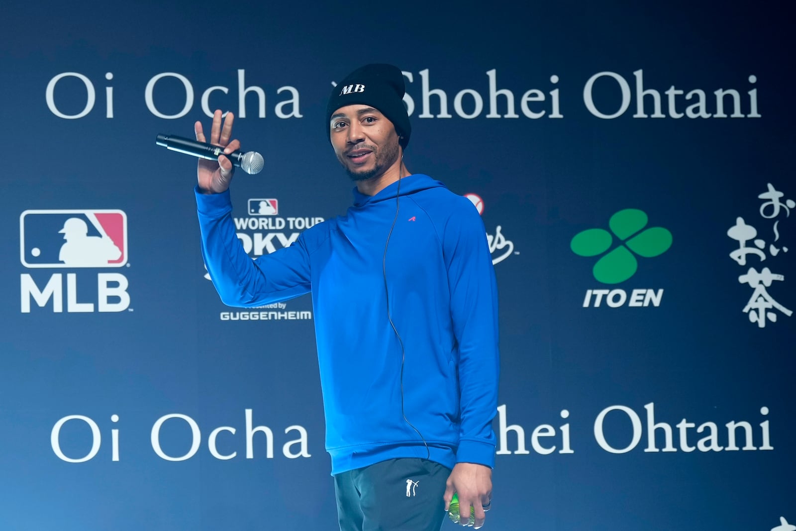 Los Angeles Dodgers right fielder Mookie Betts waves a he arrives for a sponsor's promotional event in Tokyo, Tuesday, Jan. 21, 2025. (AP Photo/Eugene Hoshiko)