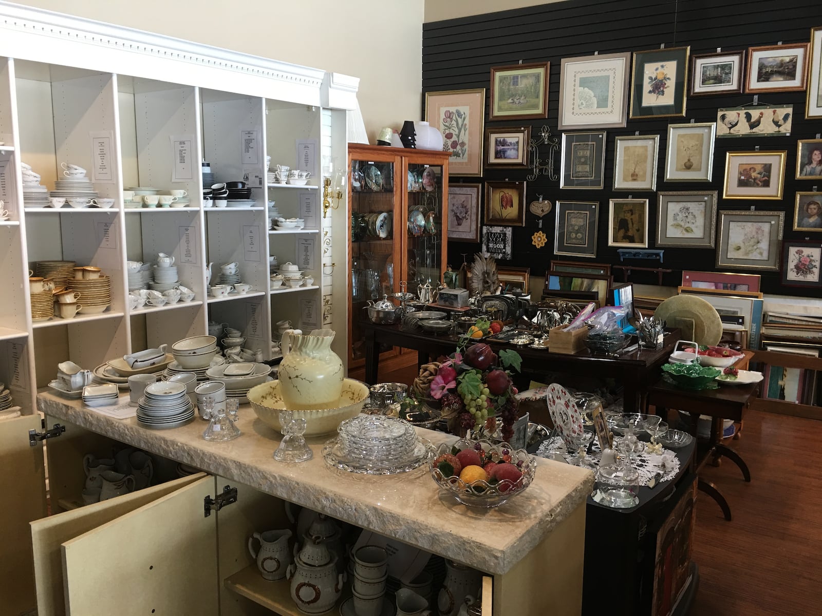 Ohio’s Hospice of  Dayton’s Centerville Heirlooms Shoppe features  gently-used home furnishings, decorative accessories, antiques and jewelry. CONTRIBUTED