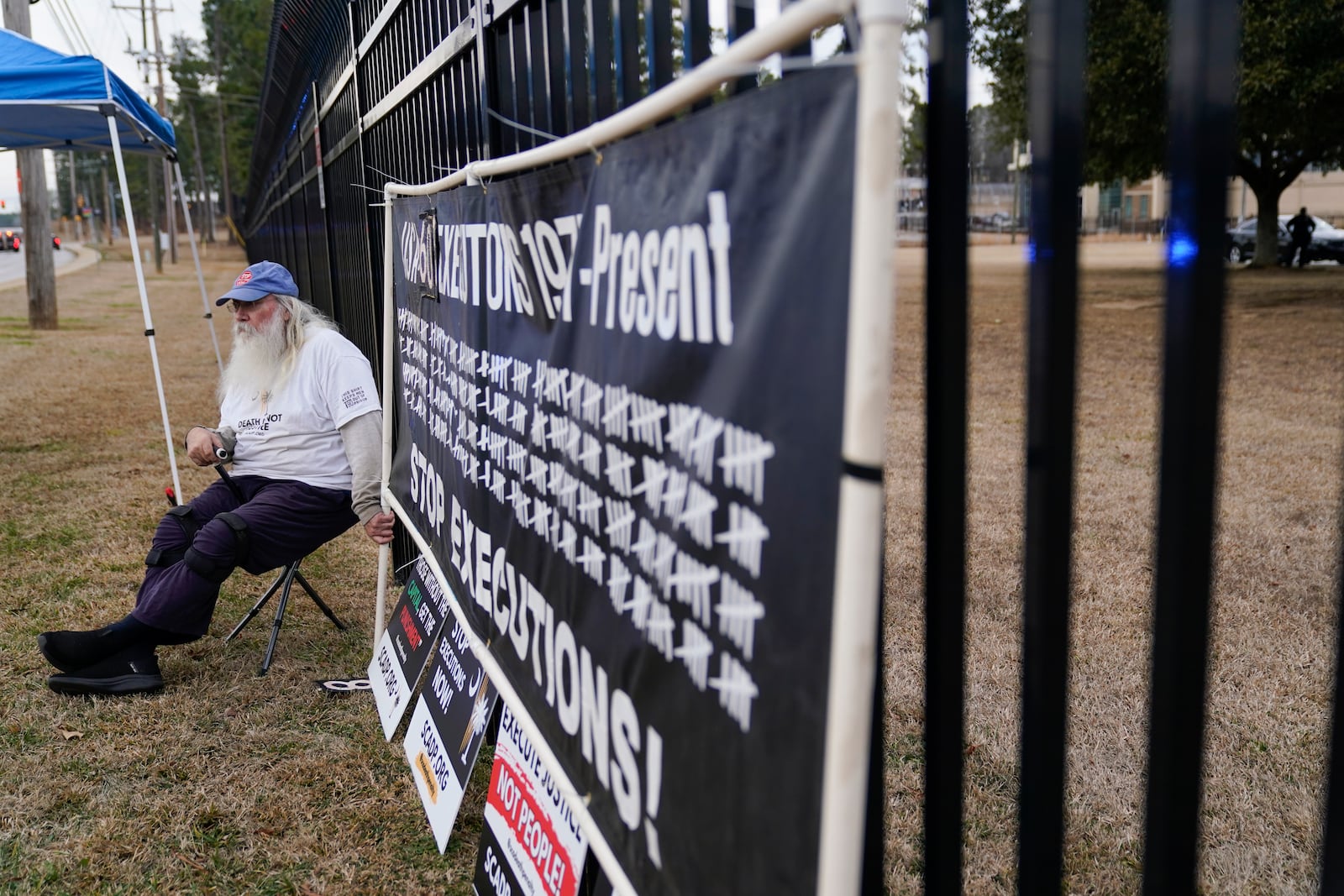 Ron Kaz protests prior to the scheduled execution of Marion Bowman Jr. outside of a South Carolina Department of Corrections facility, Friday, Jan. 31, 2025, in Columbia, S.C. (AP Photo/Erik Verduzco)