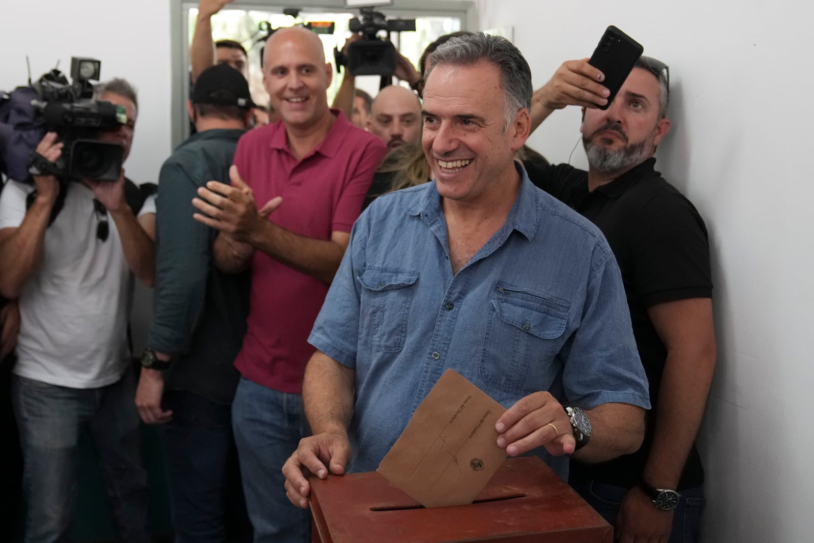 Yamandu Orsi, presidential candidate from the Broad Front, or Frente Amplio, votes in the presidential run-off election in Canelones, Uruguay, Sunday, Nov. 24, 2024. (AP Photo/Matilde Campodonico)