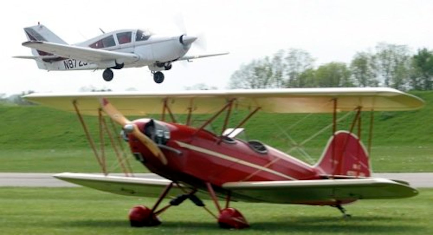 Aircraft fly-in at Moraine Airpark