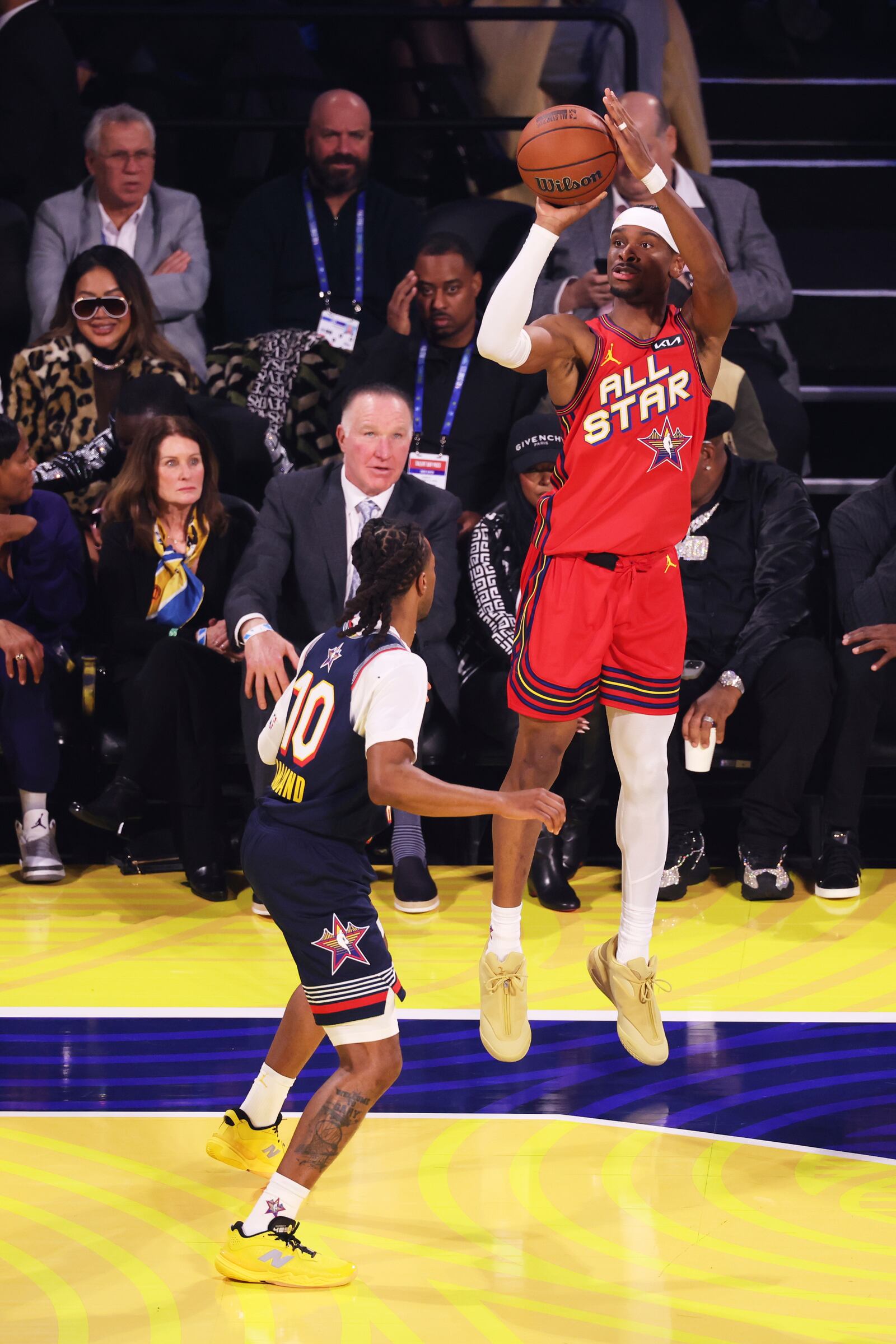 Oklahoma City Thunder guard Shai Gilgeous-Alexander shoots over Cleveland Cavaliers guard Darius Garland during the NBA All-Star basketball game Sunday, Feb. 16, 2025, in San Francisco. (AP Photo/Jed Jacobsohn)