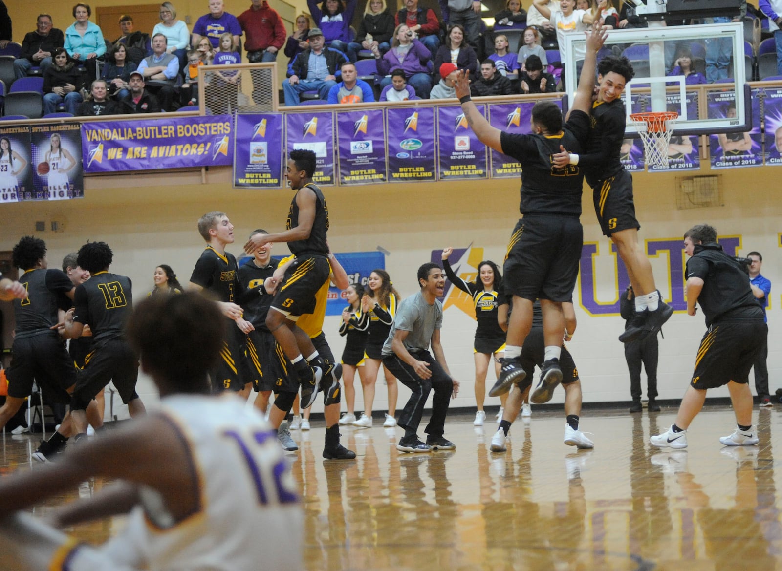 Sidney celebrates while Butler’s Bryant Johnson (left) watches. MARC PENDLETON / STAFF