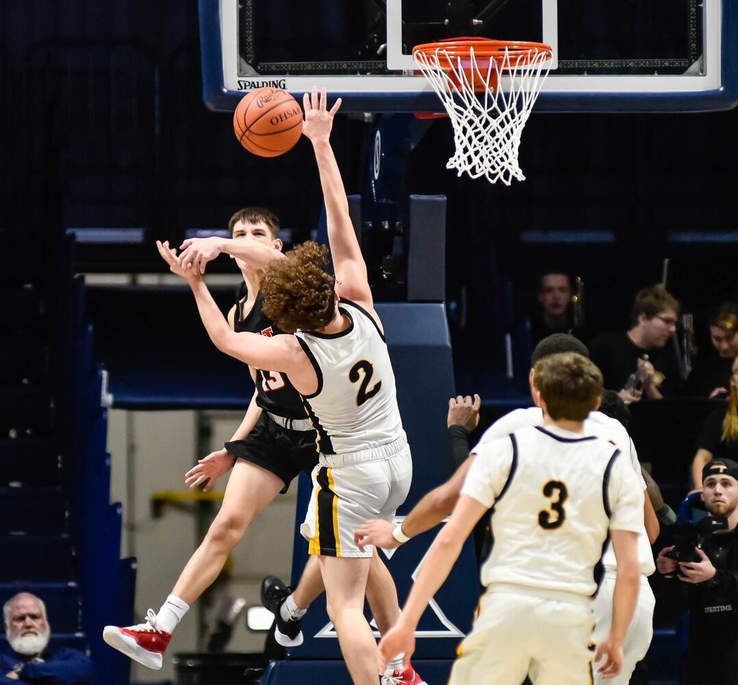 Centerville beats Lakota West in D1 boys district basketball final