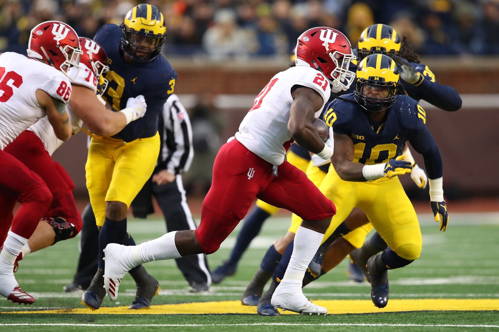 ANN ARBOR, MICHIGAN - NOVEMBER 17: Stevie Scott #21 of the Indiana Hoosiers tries to get around Devin Bush #10 of the Michigan Wolverines during a first half run at Michigan Stadium on November 17, 2018 in Ann Arbor, Michigan. (Photo by Gregory Shamus/Getty Images)