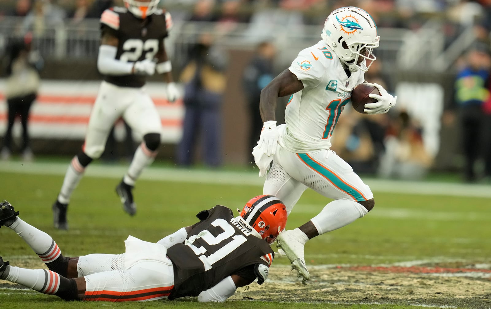 Miami Dolphins wide receiver Tyreek Hill (10) runs past Cleveland Browns cornerback Denzel Ward (21) during the first half of an NFL football game Sunday, Dec. 29, 2024, in Cleveland. (AP Photo/Sue Ogrocki)