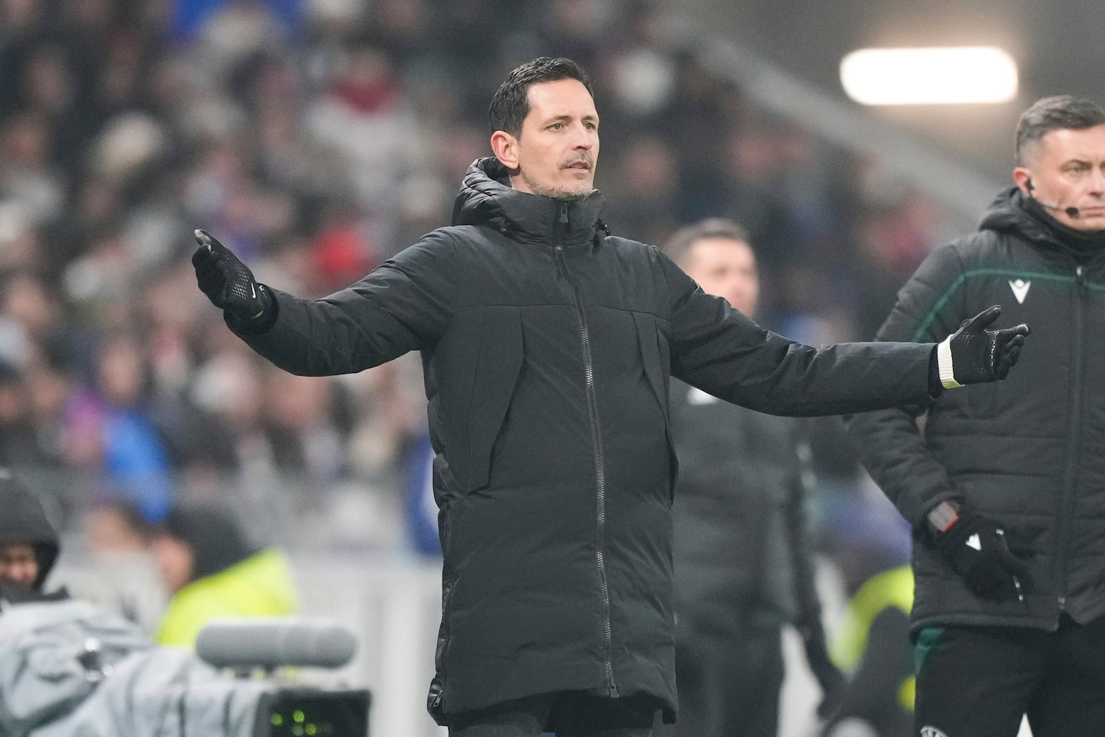 Frankfurt's coach Dino Toppmoller gestures during the Europa League soccer match between Lyon and Eintracht Frankfurt at Decines stadium outside Lyon, France, Thursday, Dec. 12, 2024. (AP Photo/Michel Euler)