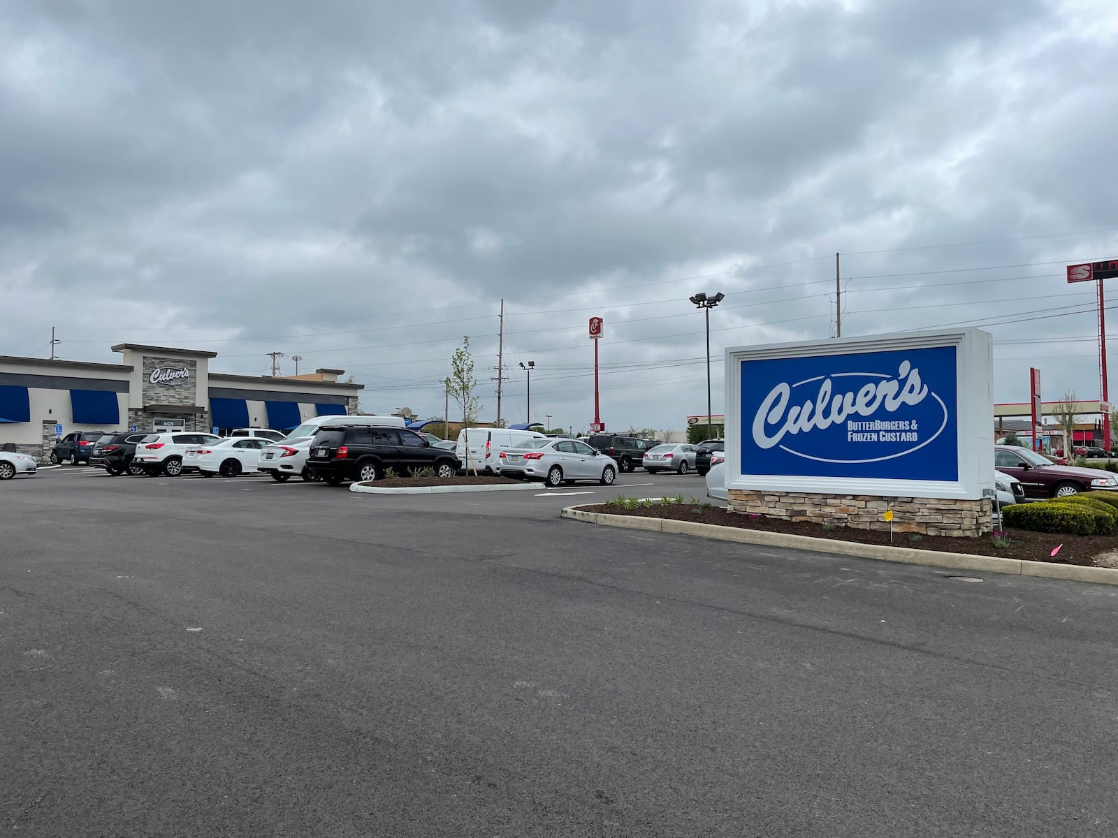 Culver’s, a Wisconsin-based restaurant chain, is now open at 6425 Miller Lane in Vandalia. The restaurant held its grand opening on Monday, May 2.