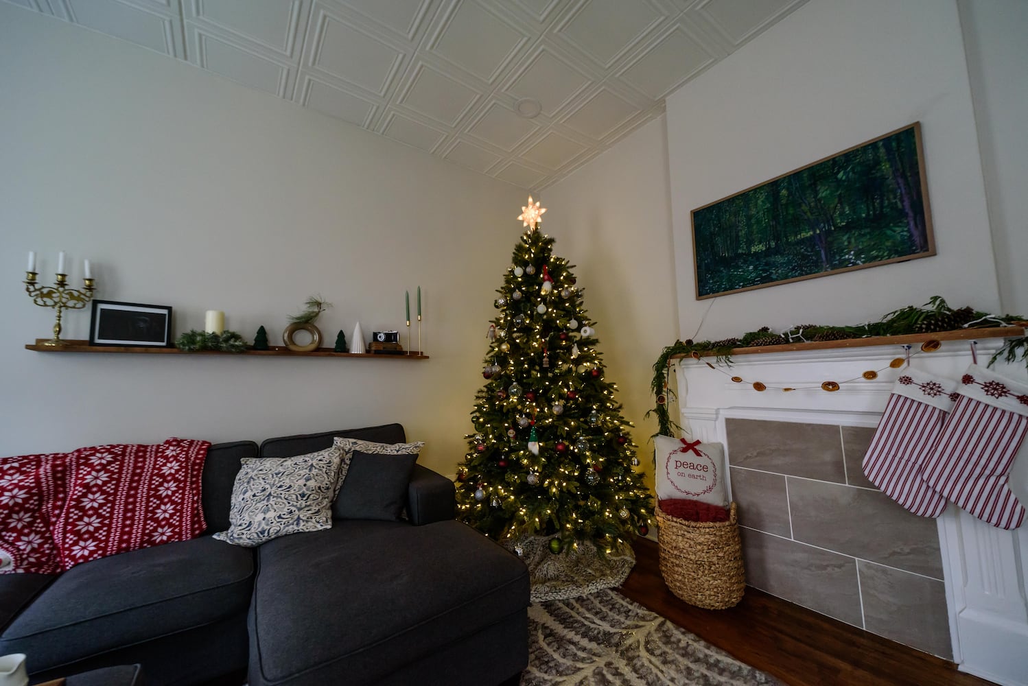 PHOTOS: A Dickens of a Christmas St. Anne’s Hill Holiday Home Tour