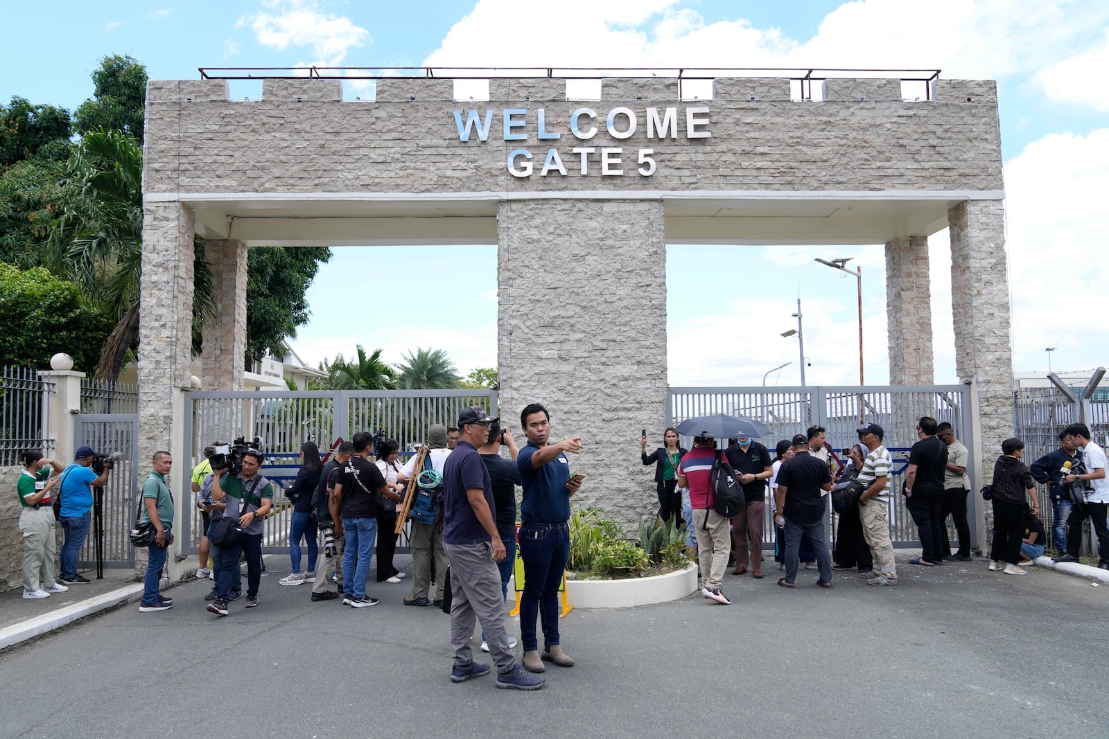 Media waits outside Villamor Air Base after former President Rodrigo Duterte was arrested, Tuesday, March 11, 2025, near Manila, Philippines. (AP Photo/Aaron Favila)