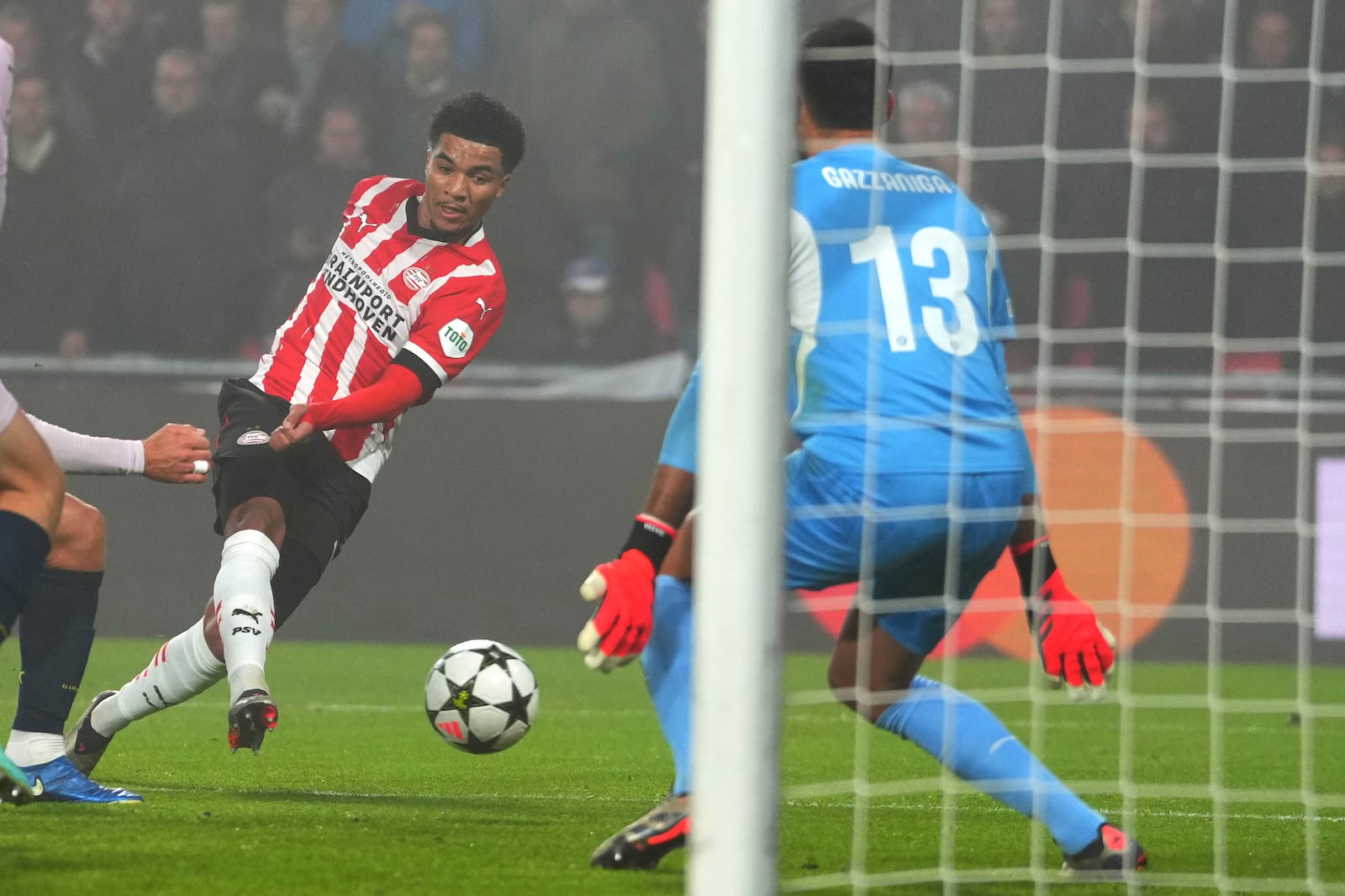 PSV's Malik Tillman, left, scores his side's second goal during the Champions League opening phase soccer match between PSV Eindhoven and Girona at Philips stadium in Eindhoven, Netherlands, Tuesday, Nov. 5, 2024. (AP Photo/Peter Dejong)