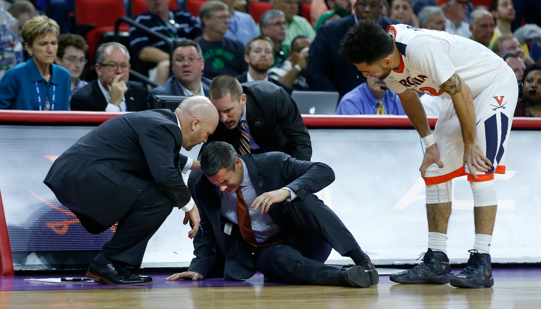 Virginia coach collapses at NCAA tourney