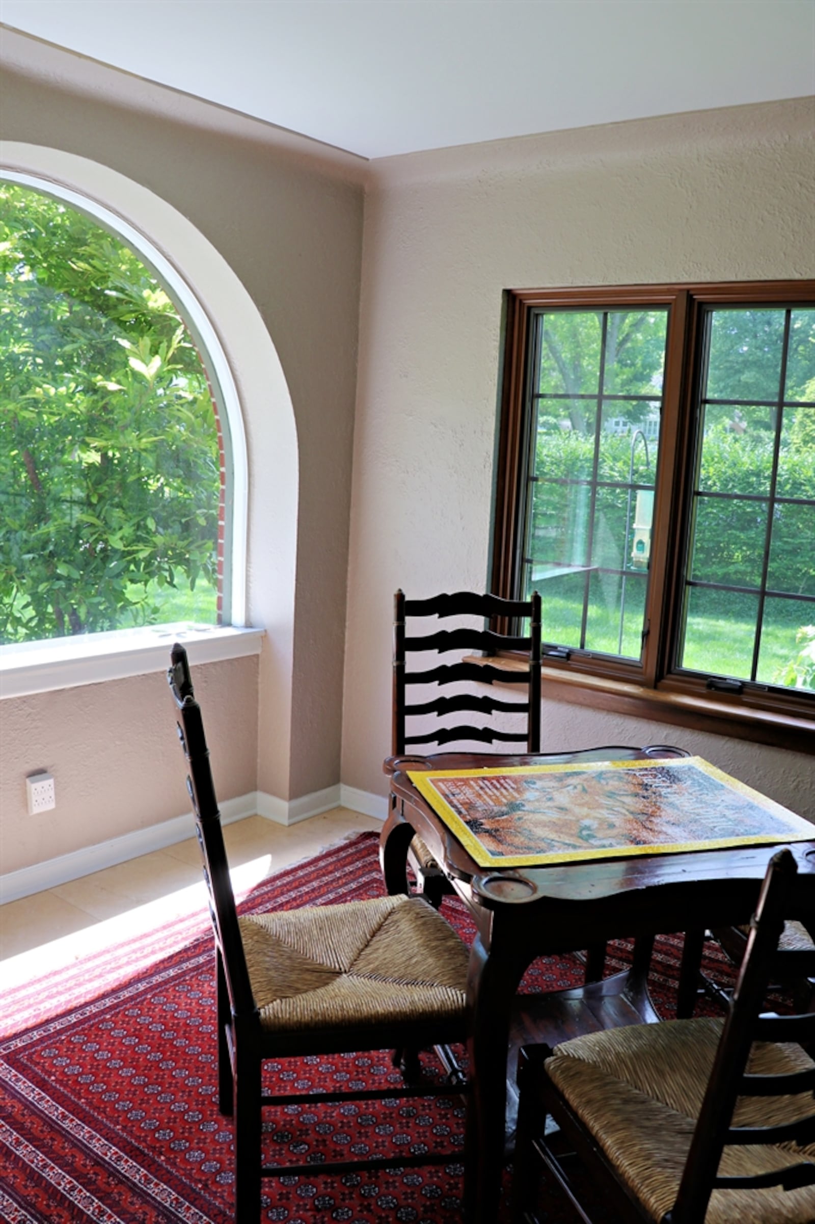 The arched window allows for plenty of natural light into a separate sitting or sun room.