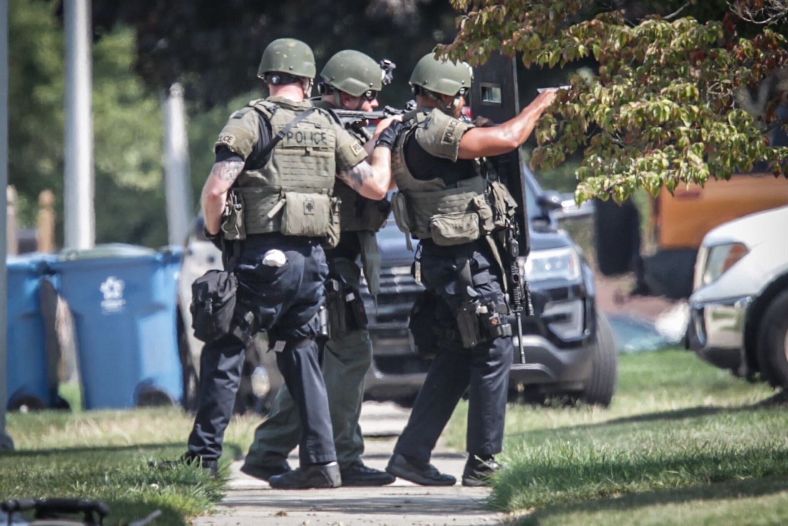 SWAT officers, who were called to a Huber Heights standoff on Johannsen Drive on Thursday, Sept. 10, 2020, advance toward the house. JIM NOELKER/STAFF