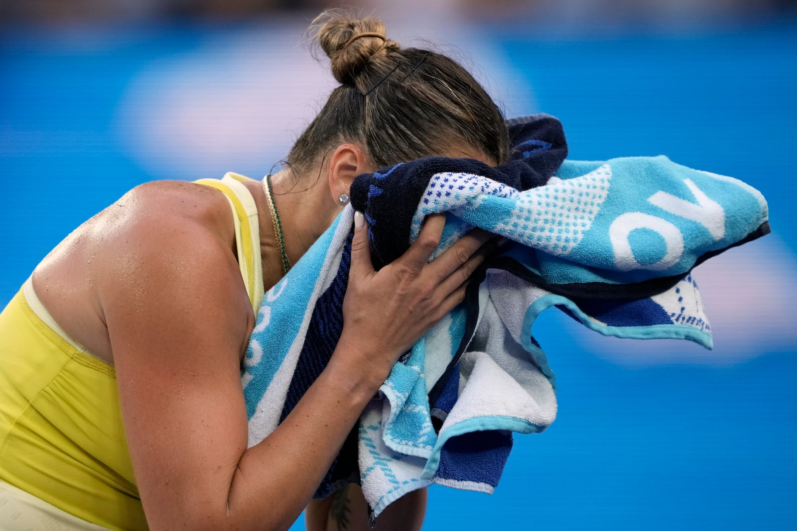 Aryna Sabalenka of Belarus wipes her face with a towel during her quarterfinal match against Anastasia Pavlyuchenkova of Russia during their quarterfinal match at the Australian Open tennis championship in Melbourne, Australia, Tuesday, Jan. 21, 2025. (AP Photo/Ng Han Guan)