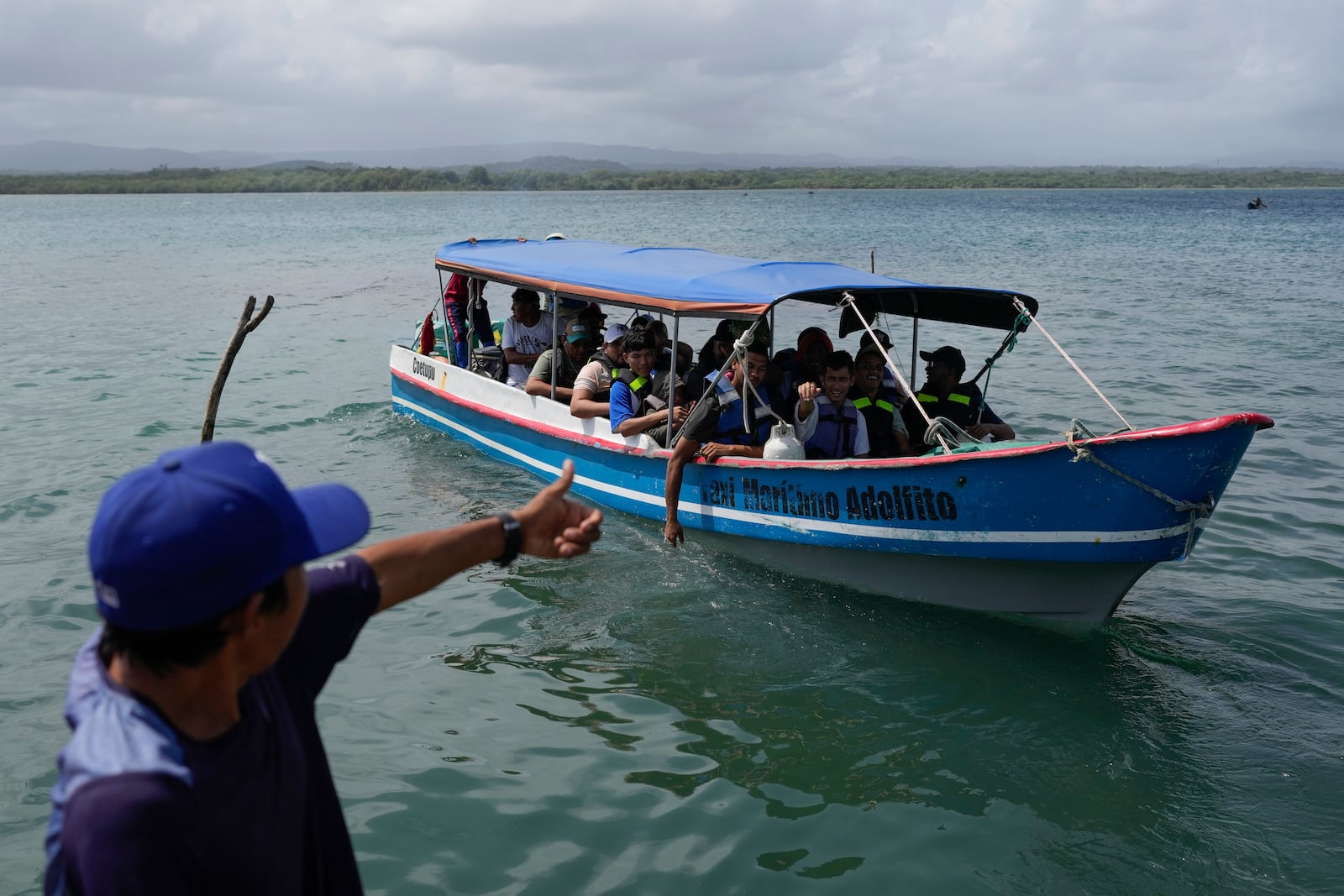 A boat departs to Colombia from Gardi Sugdub on Panama's Caribbean coast, Sunday, Feb. 23, 2025, carrying Venezuelan migrants on their way back from southern Mexico after giving up hopes of reaching the U.S. as President Trump's cracks down on migration.(AP Photo/Matias Delacroix)