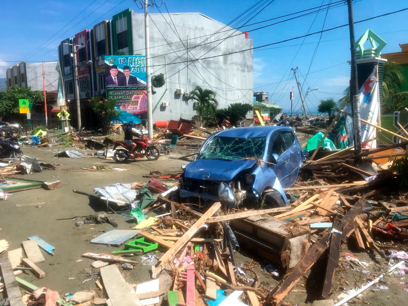 ndonesia earthquake, tsunami: desperate search to rescue victims trapped in collapsed buildings  updated @ 7:30 p.m. 9/30 [previous headline: Hundreds killed after tsunami, earthquake hit Indonesia]