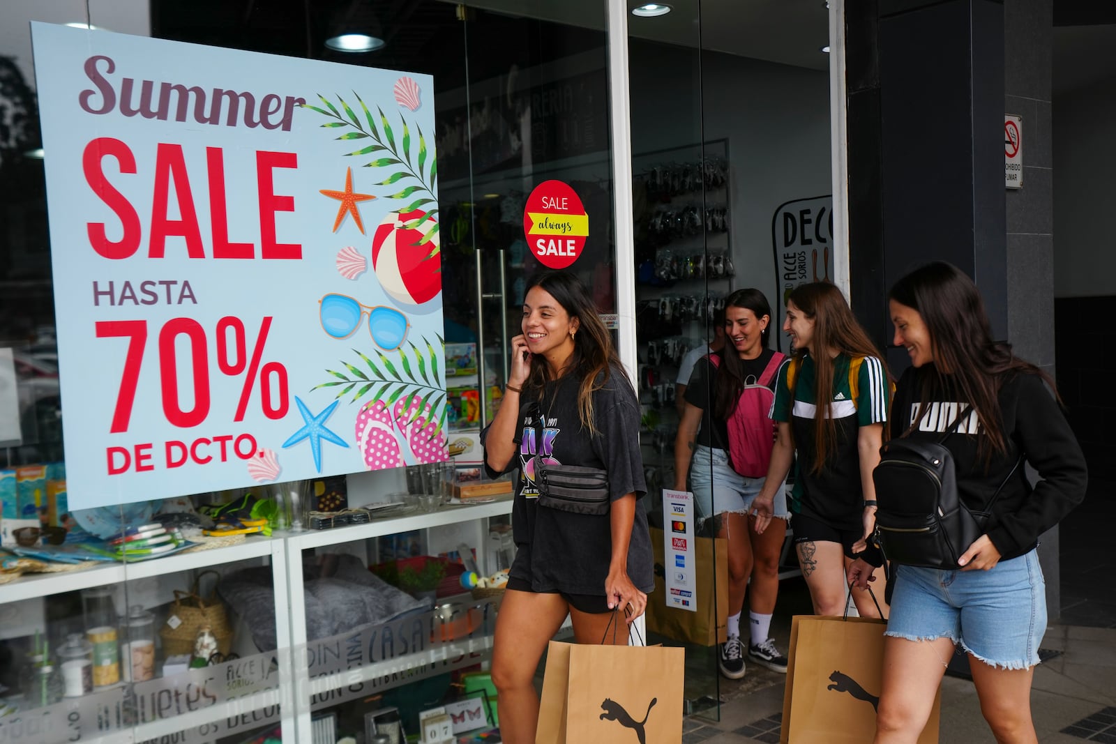 Argentines on vacation shop at a mall in the seaside town of Renaca in Vina del Mar, Chile, Thursday, Jan. 30, 2025. (AP Photo/Esteban Felix)