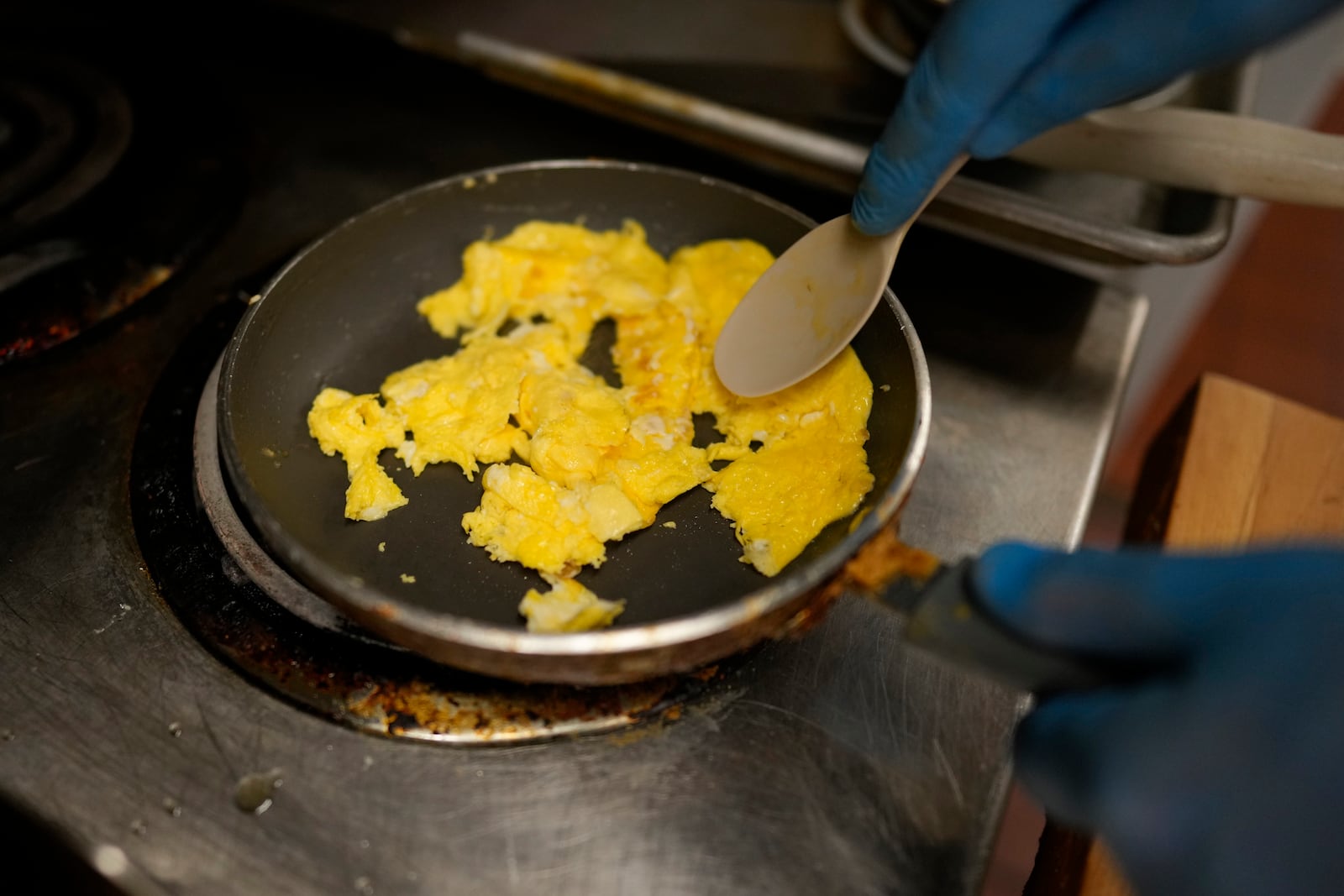 Chris Barton scrambles eggs at the Pepper Pod Restaurant, Thursday, Feb.13, 2025, Newport, Ky. (AP Photo/Carolyn Kaster)