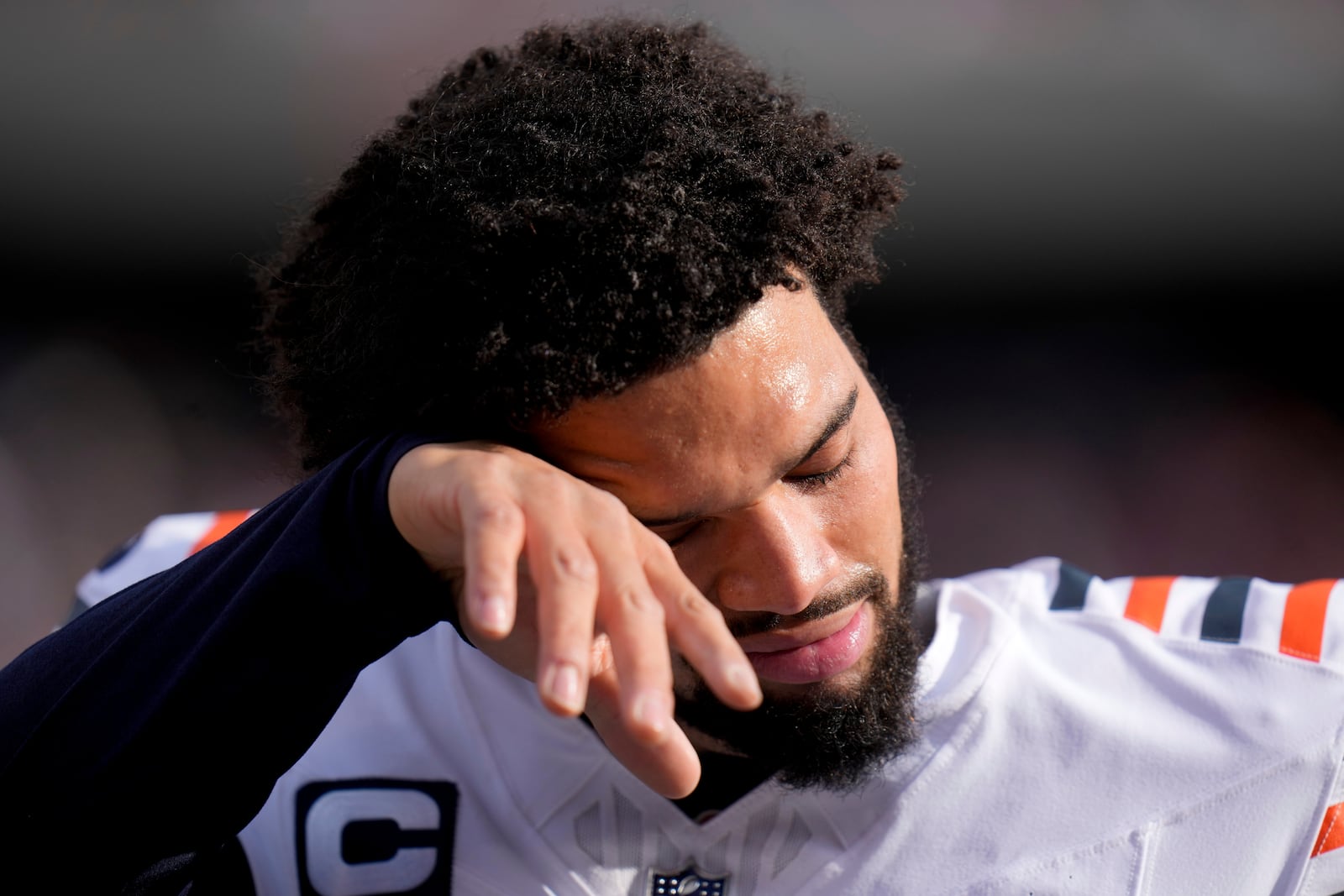 Chicago Bears quarterback Caleb Williams wipes sweat from his face on the sideline during the first half of an NFL football game against the Minnesota Vikings, Sunday, Nov. 24, 2024, in Chicago. (AP Photo/Erin Hooley)