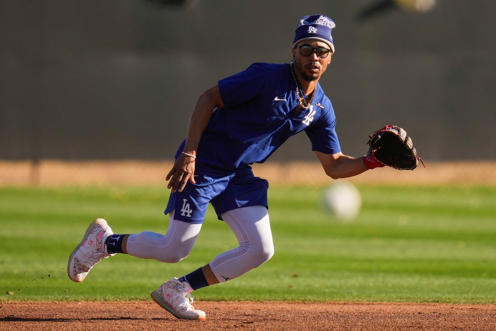 Los Angeles Dodgers shortstop Mookie Betts works out during a spring training baseball practice, Thursday, Feb. 27, 2025, in Phoenix. (AP Photo/Ashley Landis)