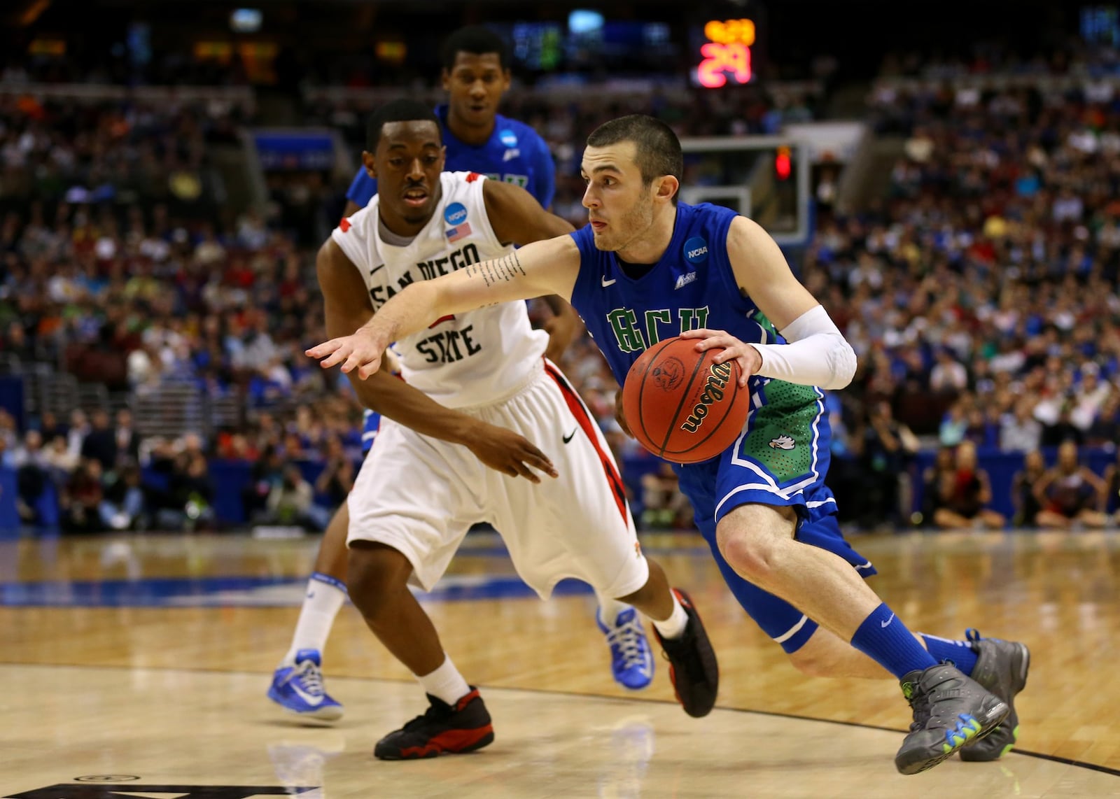 Brett Comer, Florida Gulf Coast, drives on San Diego State’s Xavier Thames in the NCAA Men’s Basketball Tournament at Wells Fargo Center on March 24, 2013 in Philadelphia, Pennsylvania. (Photo by Elsa/Getty Images)