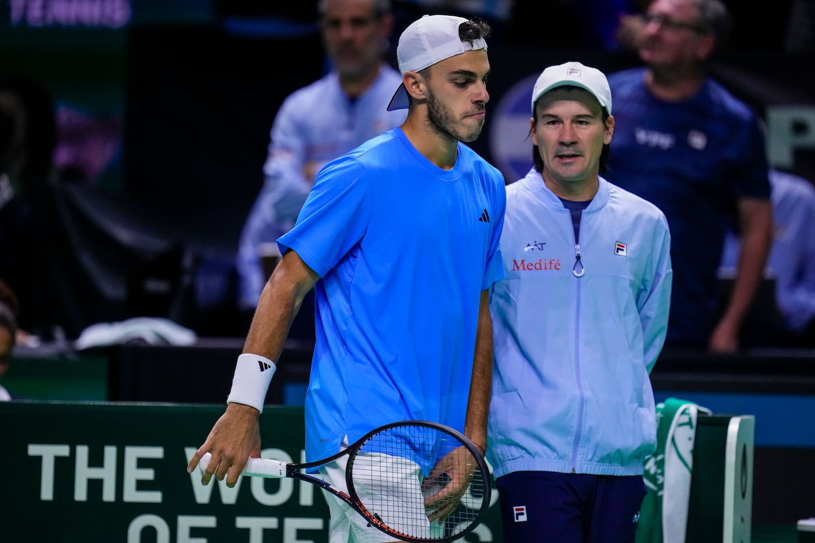 Argentina team captain Guillermo Coria, right, talks with Argentina's Francisco Cerundolo during his match against Italy's Lorenzo Musetti during a Davis Cup quarterfinal match at the Martin Carpena Sports Hall in Malaga, southern Spain, Thursday, Nov. 21, 2024. (AP Photo/Manu Fernandez)