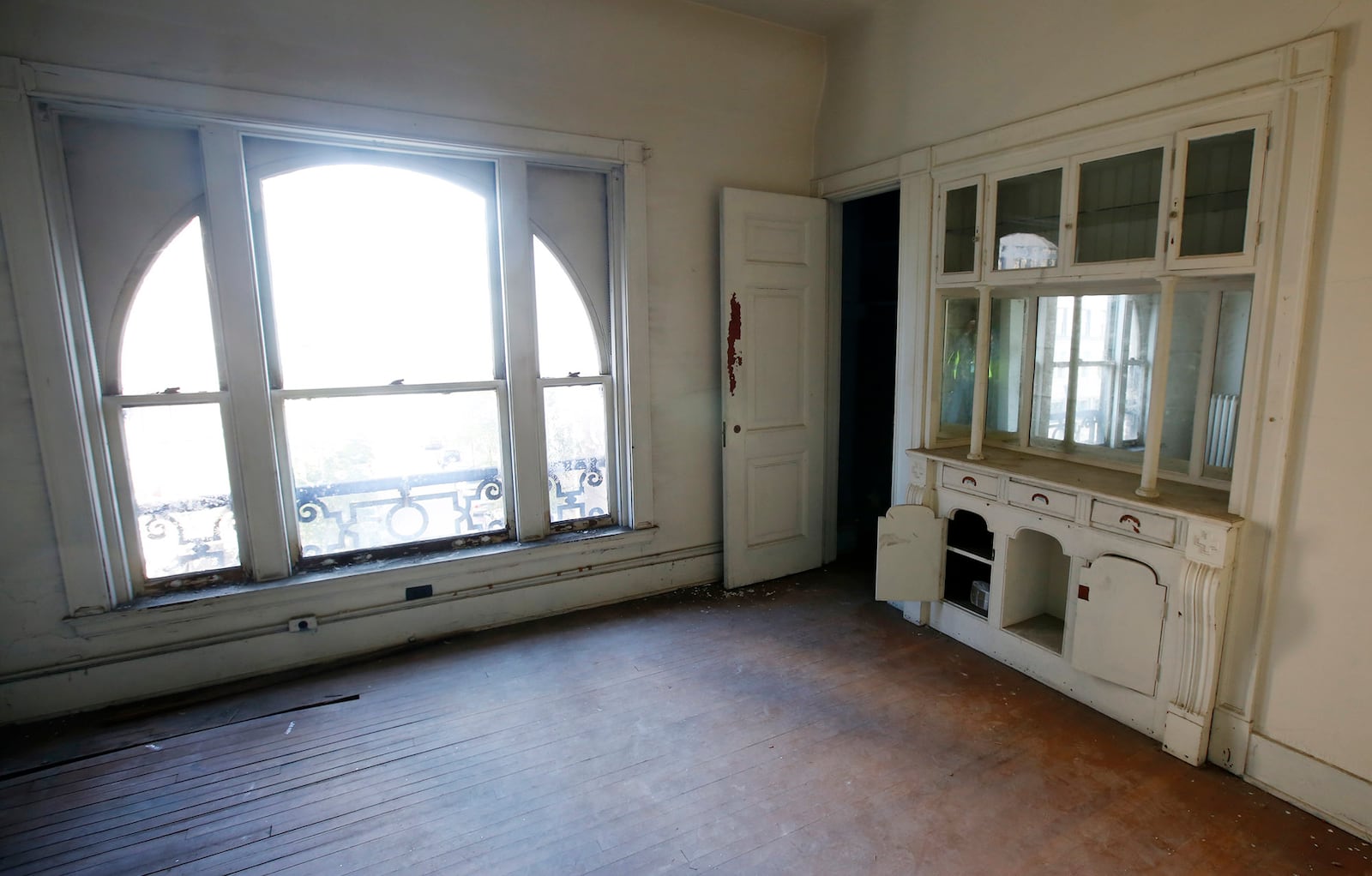 Arched window apartments in the Fourth Street building feature wood floors, and some have built-in china cabinets. The building has terrazzo floor hallways with marble baseboards.  The Fourth Street building is part of phase one renovation of the Dayton Arcade.    TY GREENLEES / STAFF