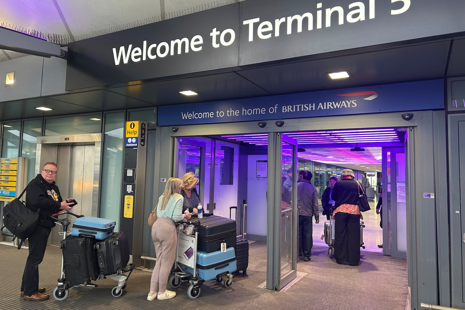 Travellers arrives at Terminal 5 as London's Heathrow Airport says it plans to resume some flights later Friday after a fire at a nearby electrical substation has caused a closure of Europe's busiest airport in London, Friday, March 21, 2025.(AP Photo/Kin Cheung)