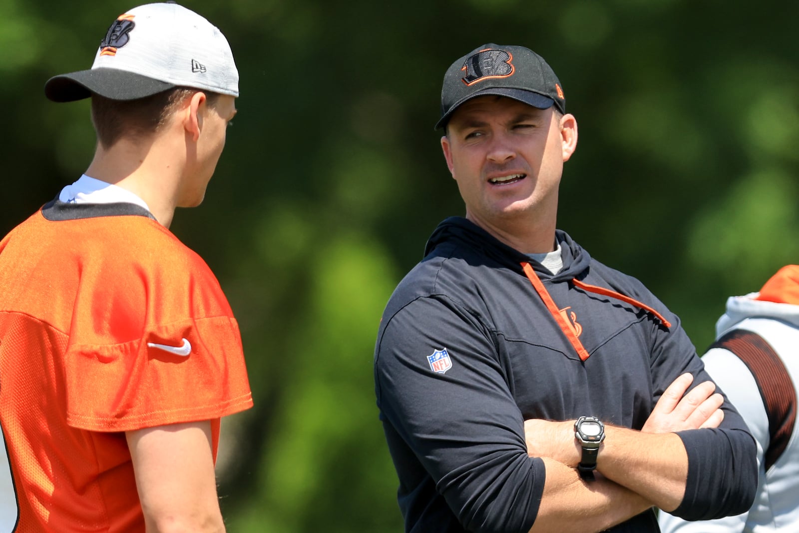 Cincinnati Bengals' Zac Taylor, right, talks with Joe Burrow during an NFL football practice in Cincinnati, Tuesday, May 24, 2022. (AP Photo/Aaron Doster)