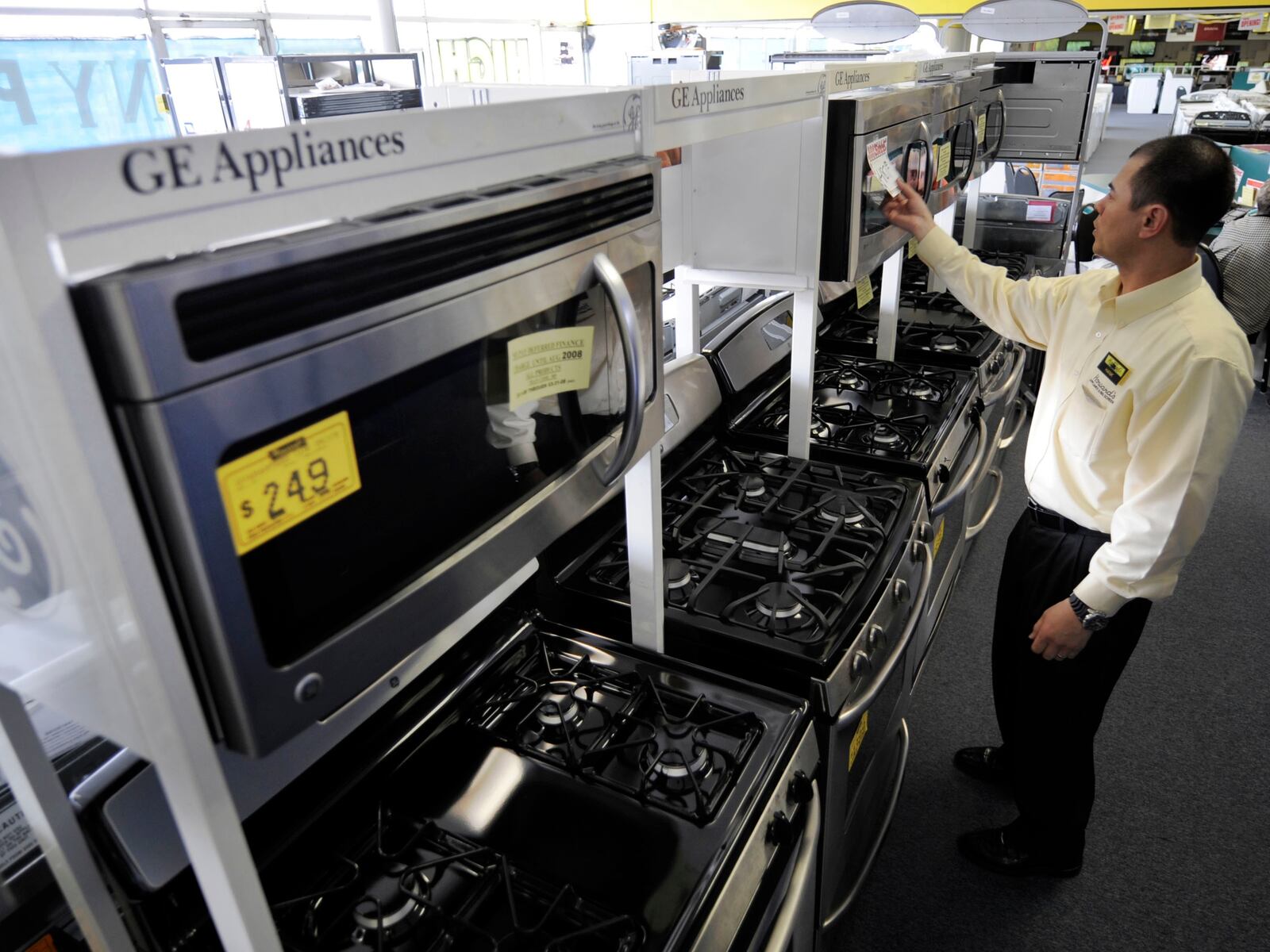 If your furnace is aging or your gas stove could use replacing, there could be reason to consider upgrading your home’s appliances as we head into the new year. A package of tax credits and rebates could help are people recoup the costs of switching to electrical appliances, and otherwise making their homes more energy efficient. (AP file photo)