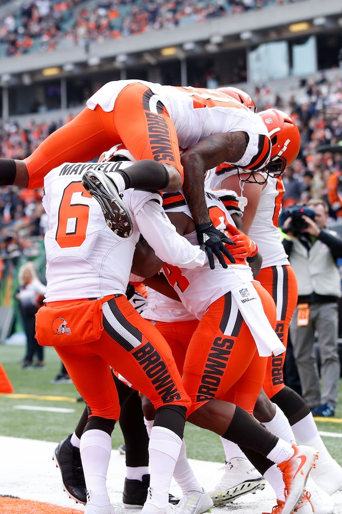 PHOTOS: Browns snap 25-game road losing streak with win over Bengals