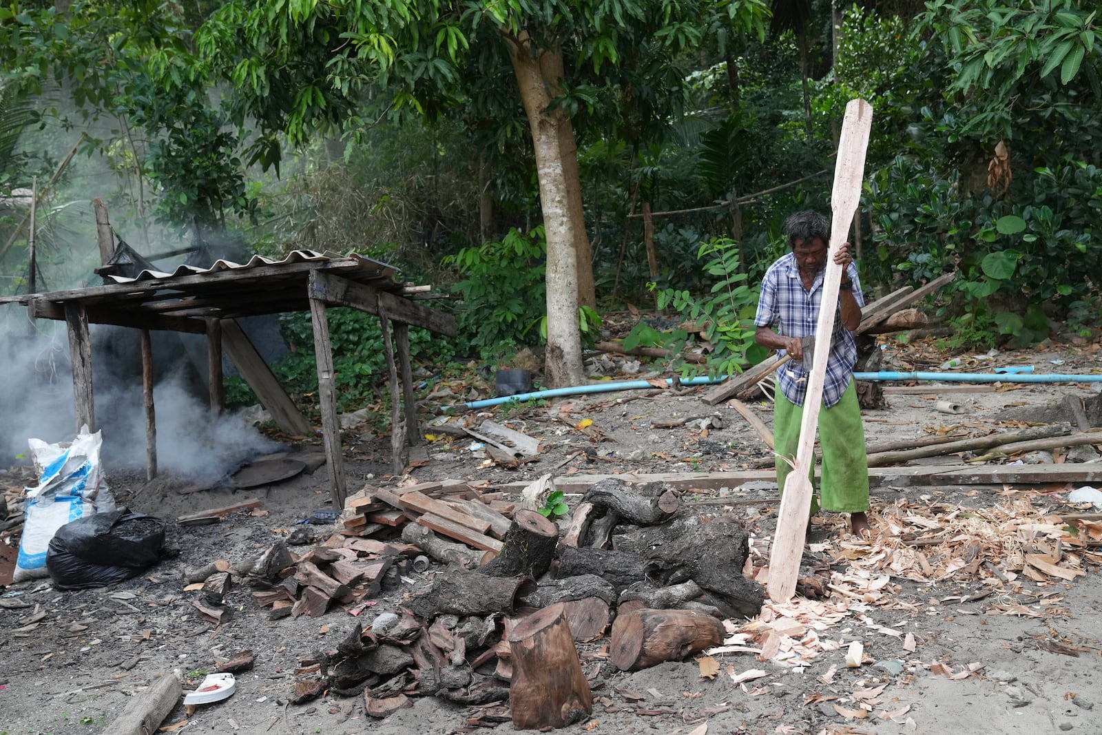 Tat Klathale makes a paddle in Moken village at Surin Islands in Phang Nga Province, Thailand, Wednesday, Dec. 11, 2024. (AP Photo/Sakchai Lalit)