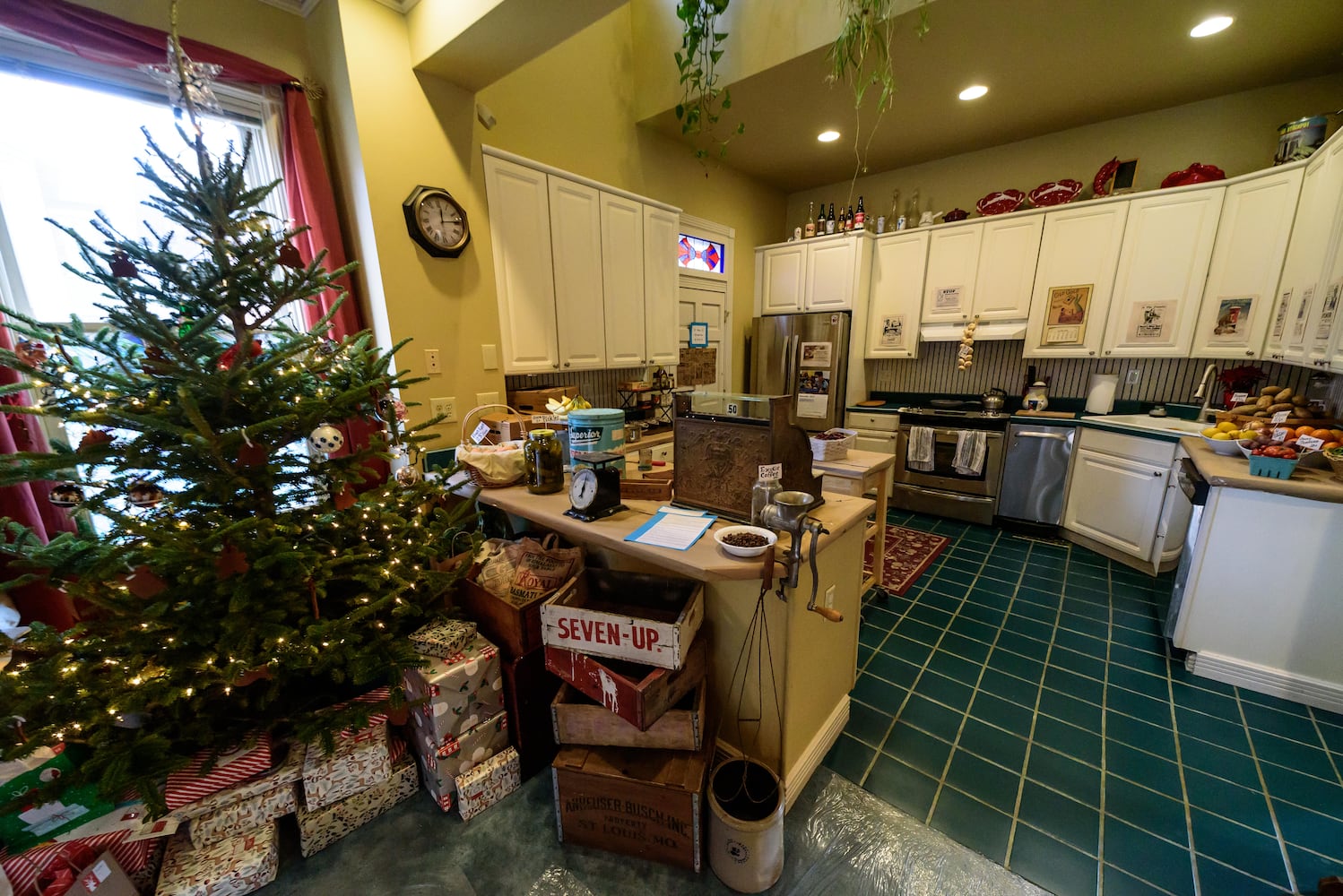 PHOTOS: A Dickens of a Christmas St. Anne’s Hill Holiday Home Tour