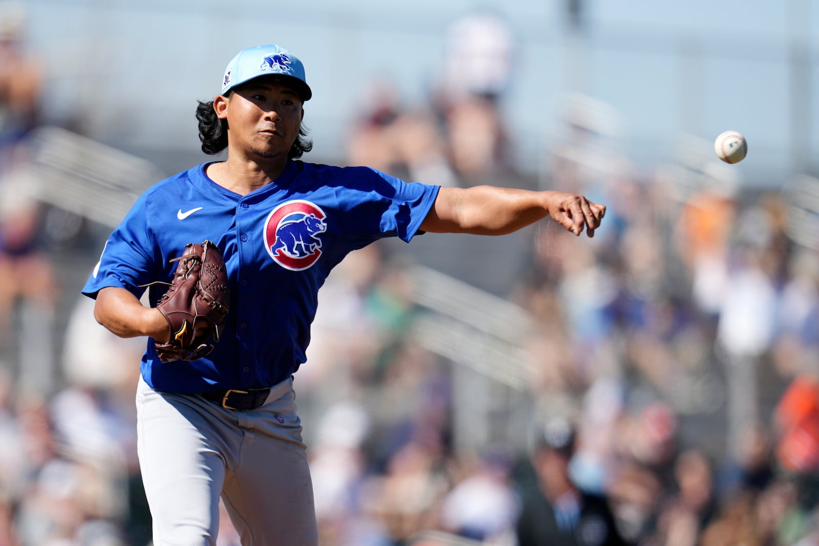 Chicago Cubs starting pitcher Shota Imanaga, of Japan, attempts a pickoff throw to first base during the third inning of a spring training baseball game against the San Francisco Giants, Wednesday, Feb. 26, 2025, in Scottsdale, Ariz. (AP Photo/Ross D. Franklin)