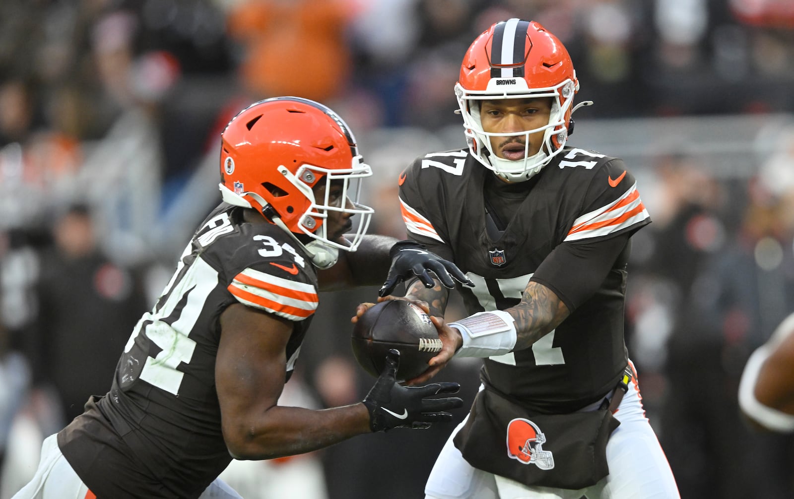 Cleveland Browns quarterback Dorian Thompson-Robinson (17) hands the football to running back Jerome Ford (34) during the first half of an NFL football game against the Miami Dolphins Sunday, Dec. 29, 2024, in Cleveland. (AP Photo/David Richard)