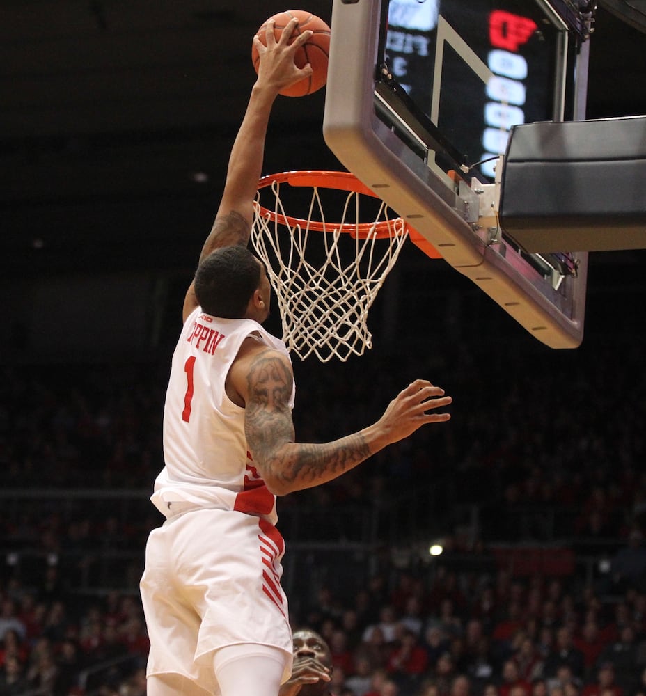 Twenty photos: Dayton Flyers vs. Saint Joseph’s Hawks