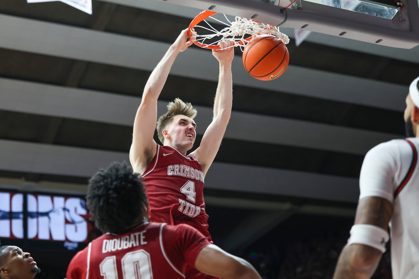 Alabama forward Grant Nelson (4) dunks on Auburn during the second half of an NCAA college basketball game, Saturday, Feb. 15, 2025, in Tuscaloosa, Ala. (AP Photo/Vasha Hunt)