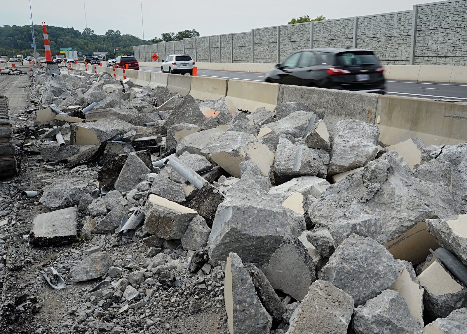 Starting Sept. 30, 2020, travelers can expect traffic pattern changes and lane closures on Interstate 75 as a result of bridge repairs over Edwin C. Moses Boulevard and Carillon Boulevard that will continue well into 2021. The Ruhlin Company, contracted by the Ohio Department of Transportation, will replace bridge decks and remove the U-turn lane from Edwin C. Moses Boulevard.