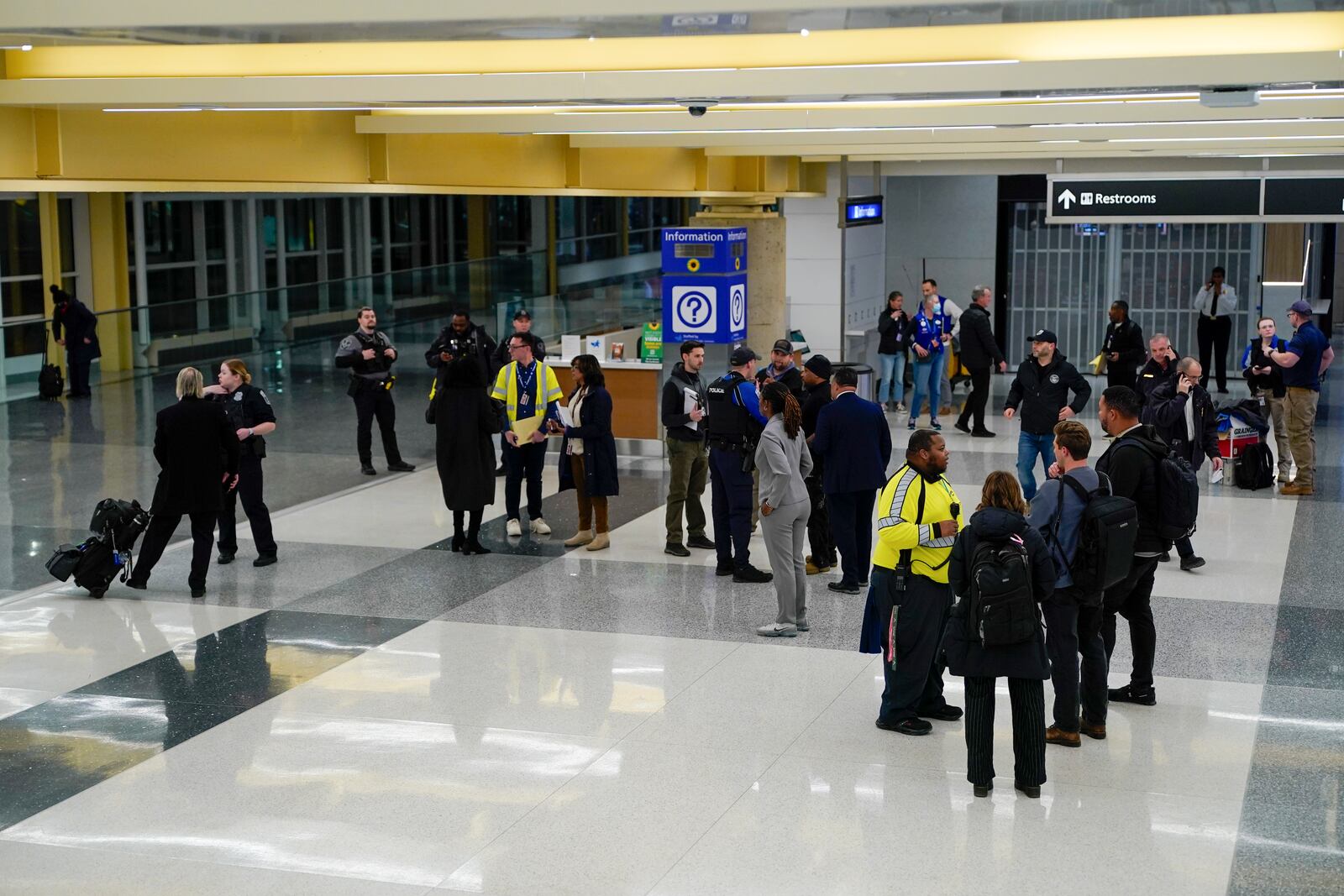 
                        Various agencies and airport personnel staged near the TSA checkpoint of Terminal 2 at Washington Regan National Airport in Washington, on Jan. 29, 2025. The American Airlines flight from Wichita, Kan., plunged into the Potomac River, the F.A.A. said. An Army official said it collided with a Black Hawk helicopter. (Kent Nishimura/The New York Times)
                      