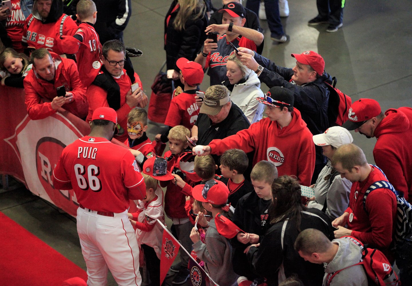 Cincinnati Reds Kids Day: Players walk red carpet