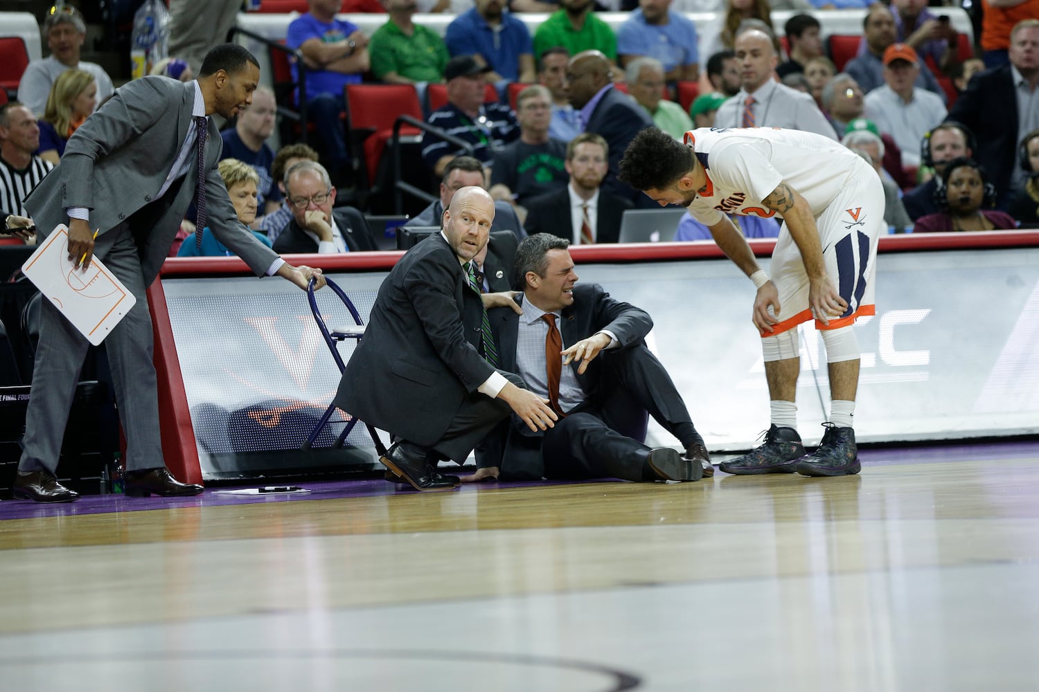 Virginia coach collapses at NCAA tourney