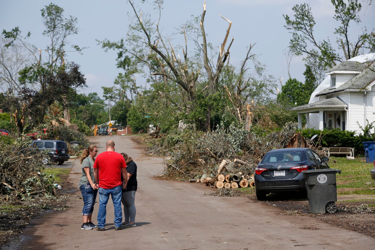 Local church hosts Sunday service outside after tornado