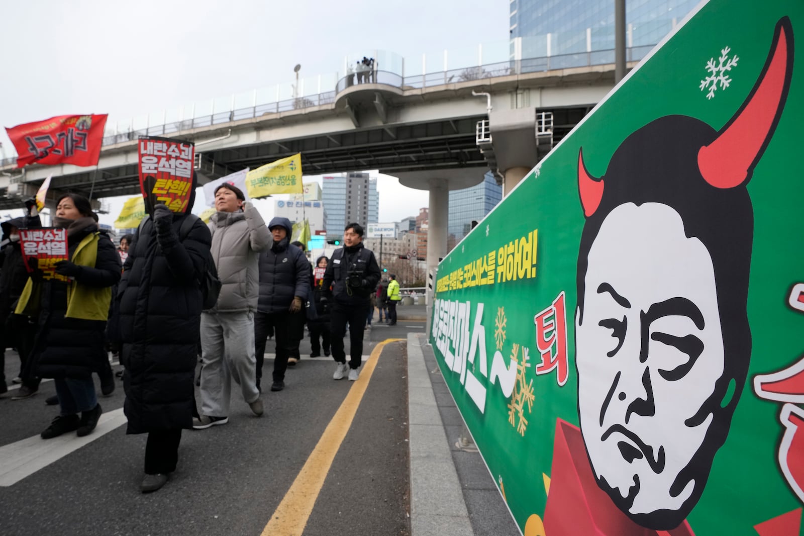 Protesters march to the presidential office after a rally demanding South Korean President Yoon Suk Yeol's impeachment in Seoul, South Korea, Thursday, Dec. 12, 2024. (AP Photo/Ahn Young-joon)