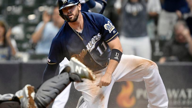 Cincinnati Reds agree to terms with free agent Mike Moustakas