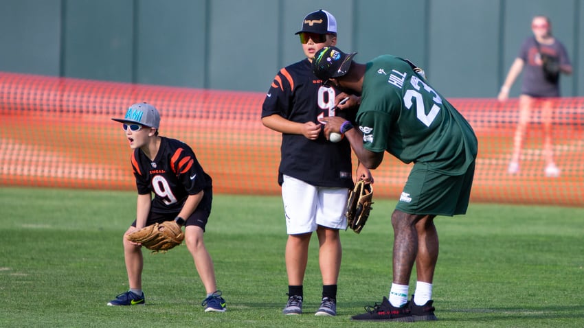 Bengals linebacker to host celebrity softball game at Day Air Ballpark